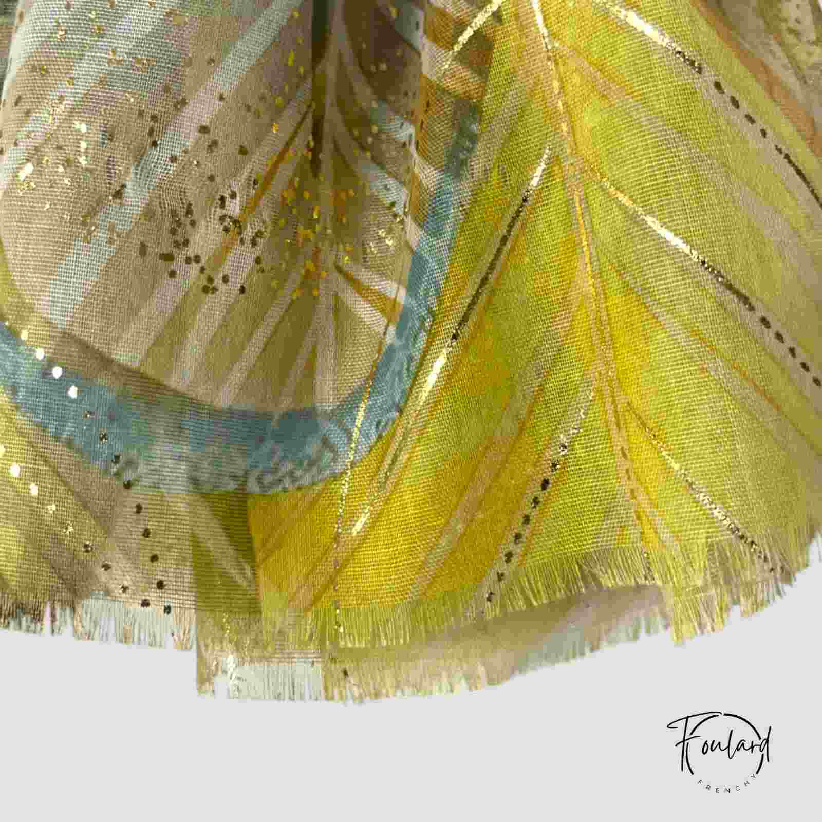 Foulard drapé montrant les couleurs jaune et beige
