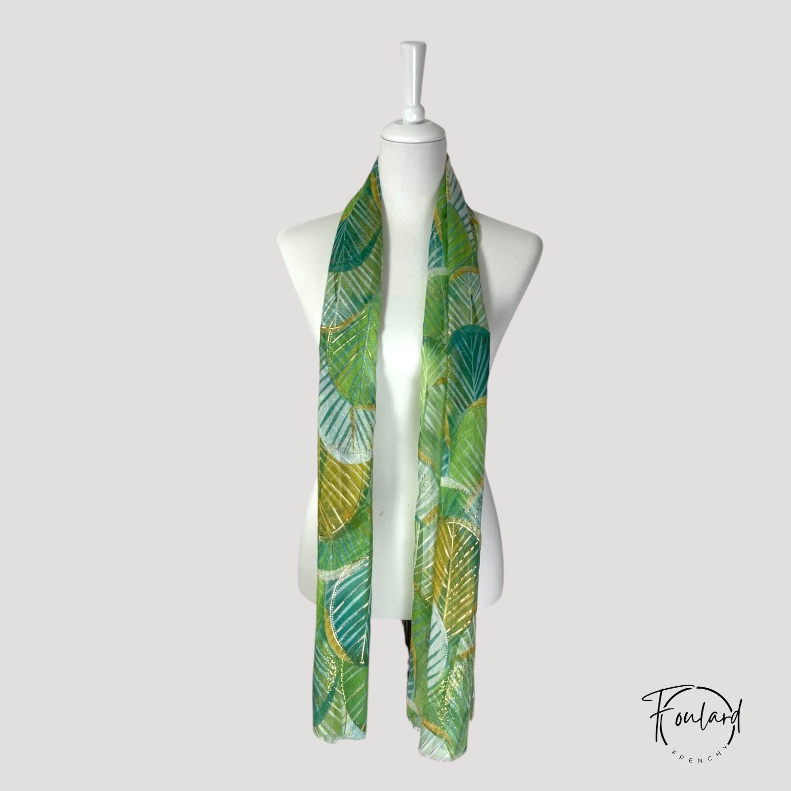 Détail des feuilles graphiques sur foulard vert