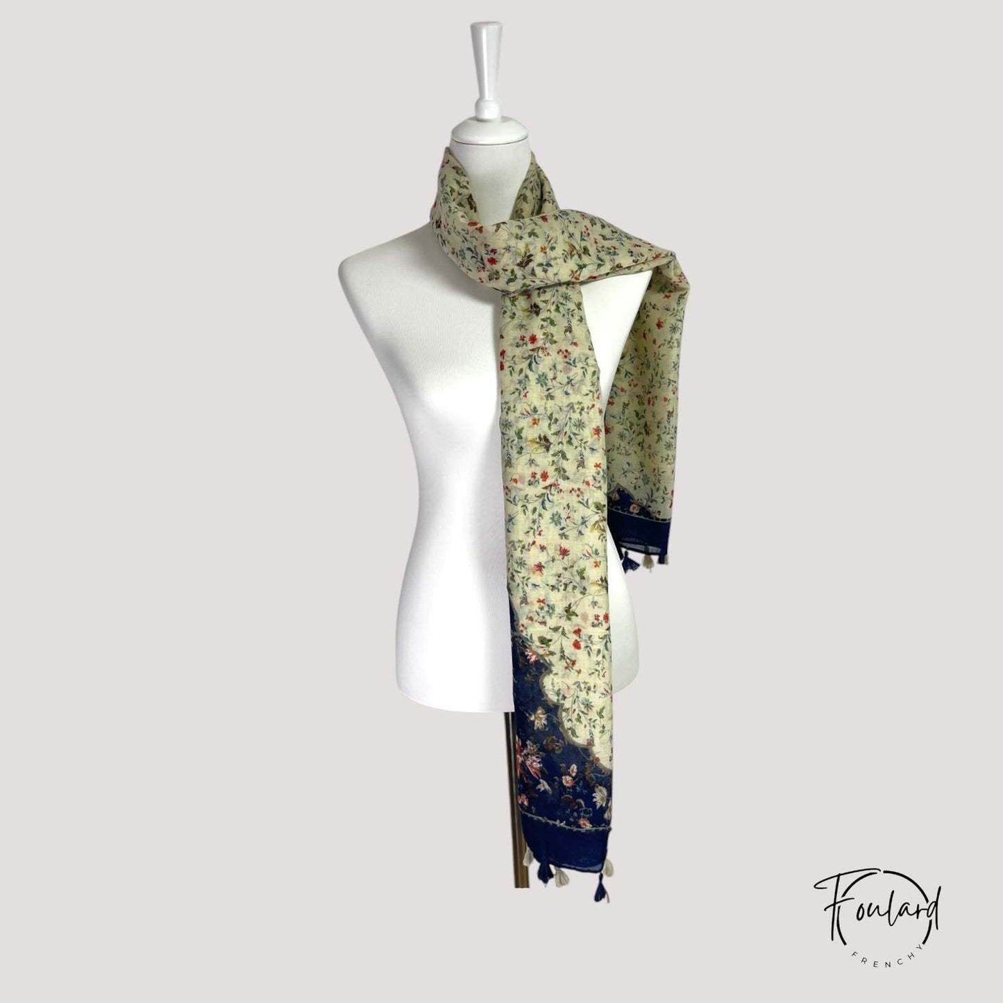 Foulard enroulé montrant les couleurs vives des fleurs