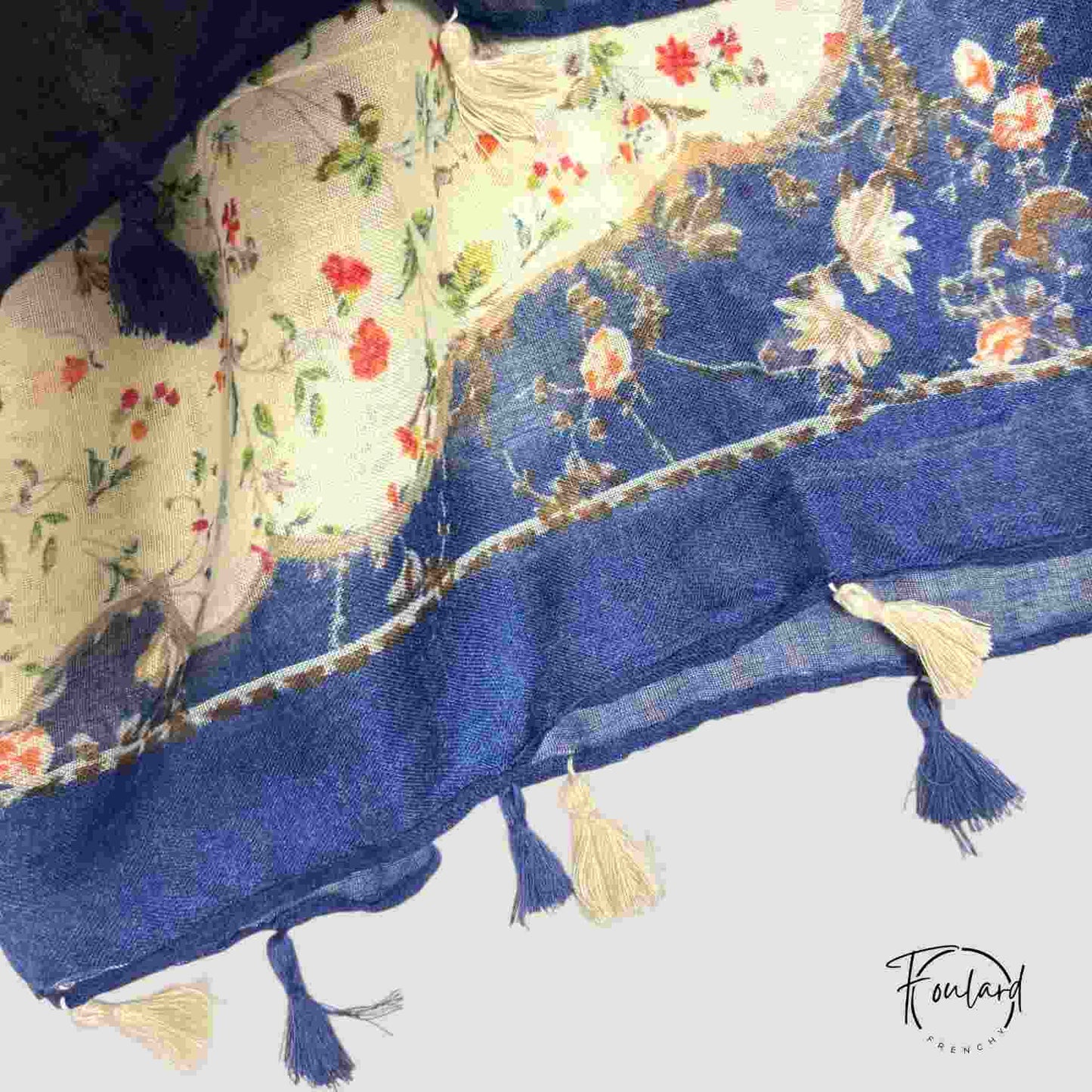 Vue d'ensemble du foulard floral déplié