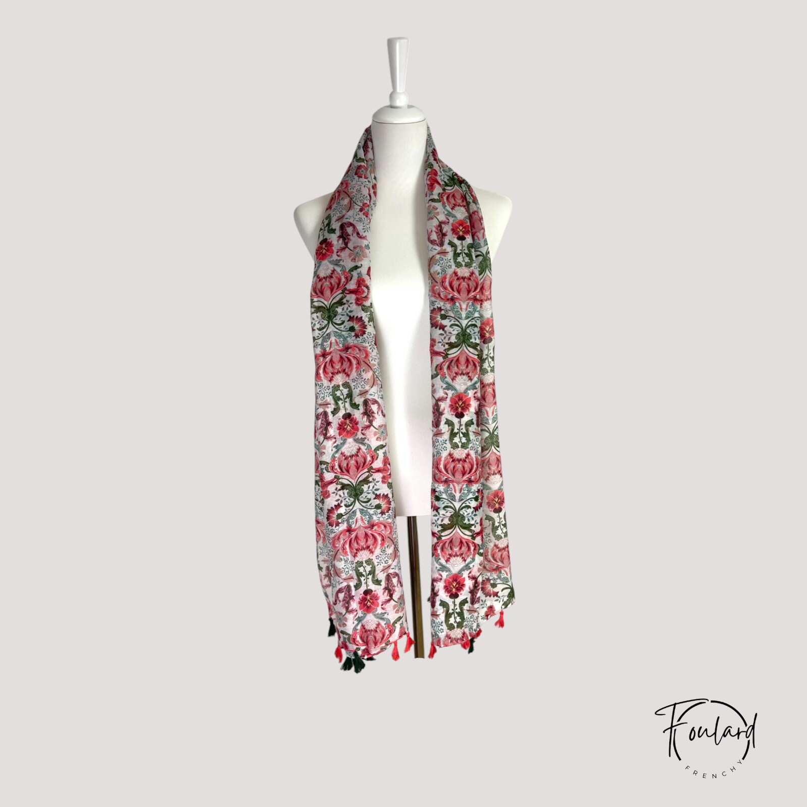 Détail des grandes fleurs rouges et feuillage vert