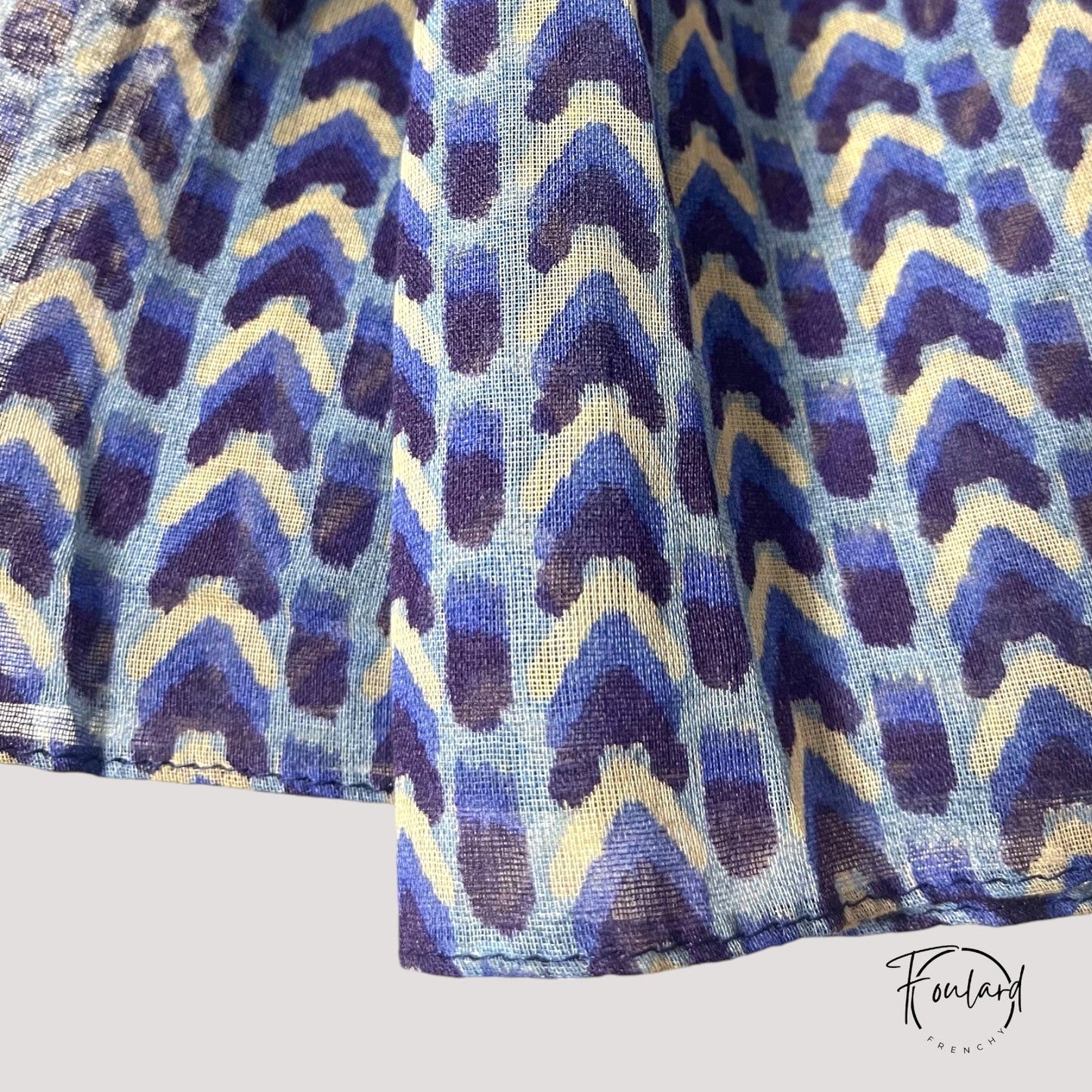 Vue d'ensemble du foulard, nuances de bleu et beige