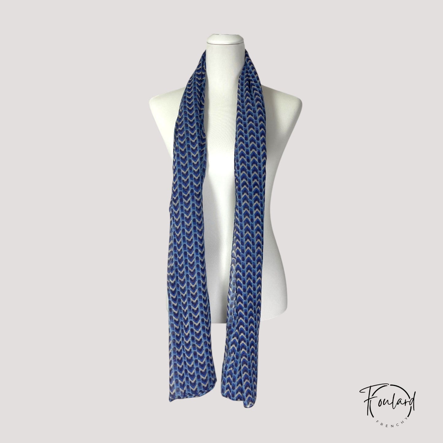 Zoom sur les motifs géométriques du foulard en coton