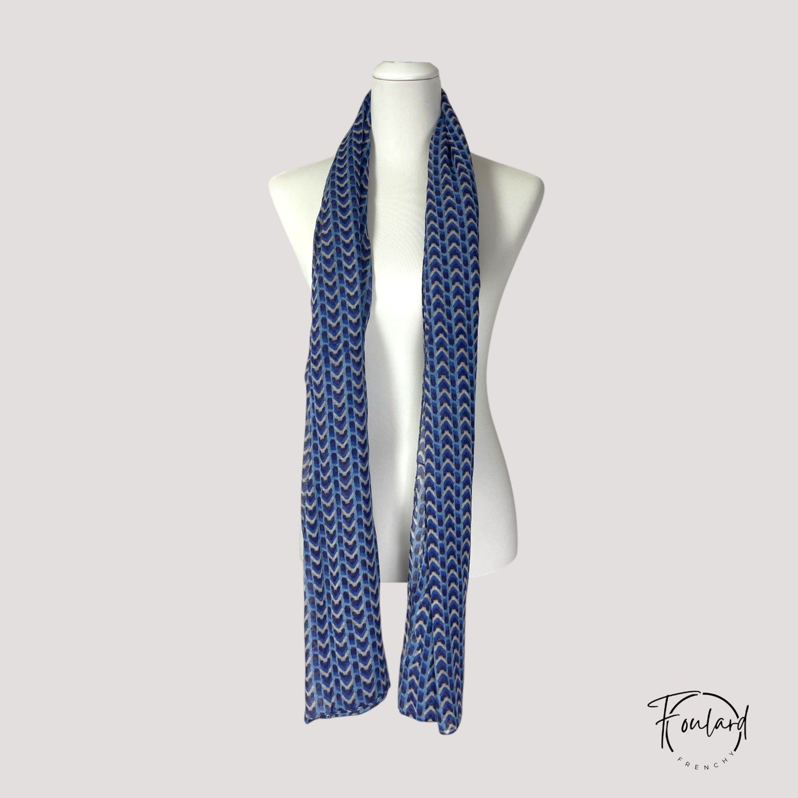 Zoom sur les motifs géométriques du foulard en coton