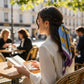 Foulard carré en polyester satiné, motifs jaunes et violets