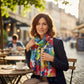 Foulard multicolore noué, texture douce en viscose