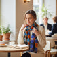 Foulard étalé montrant motifs rouges, bleus et noirs