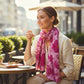 Foulard floral étalé, mettant en avant les motifs colorés