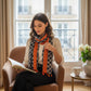 Foulard orange plié, montrant ses dimensions généreuses