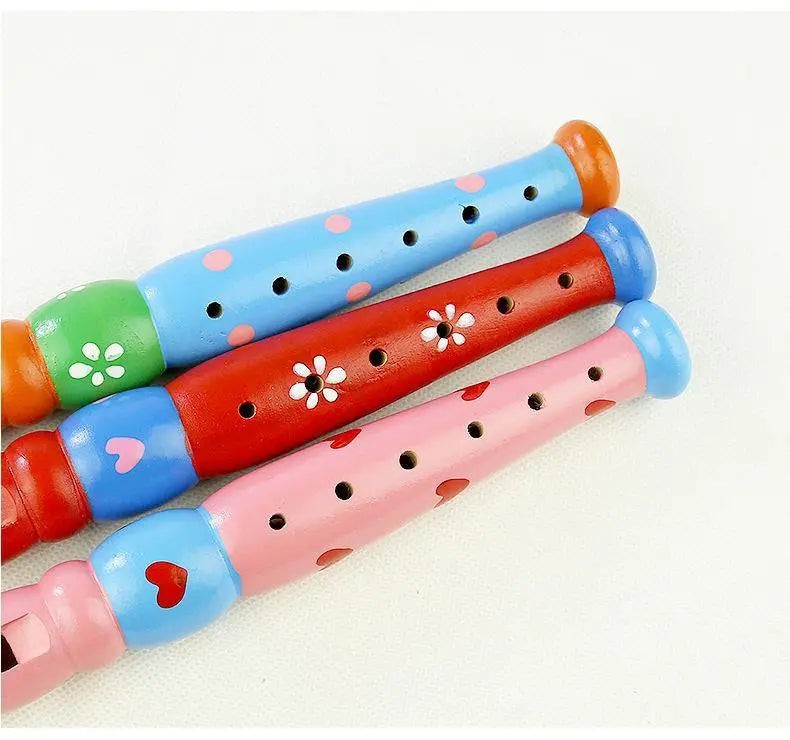 Flûte en bois avec motifs colorés sur fond neutre