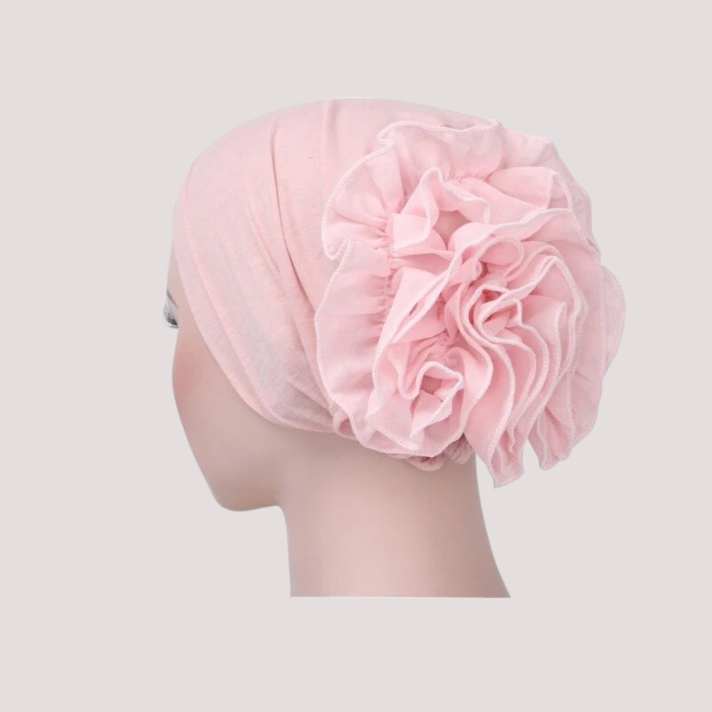 Foulard bonnet chimio rose en mousseline respirante sur mannequin