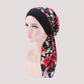 Foulard noir avec motif de roses rouges sur mannequin