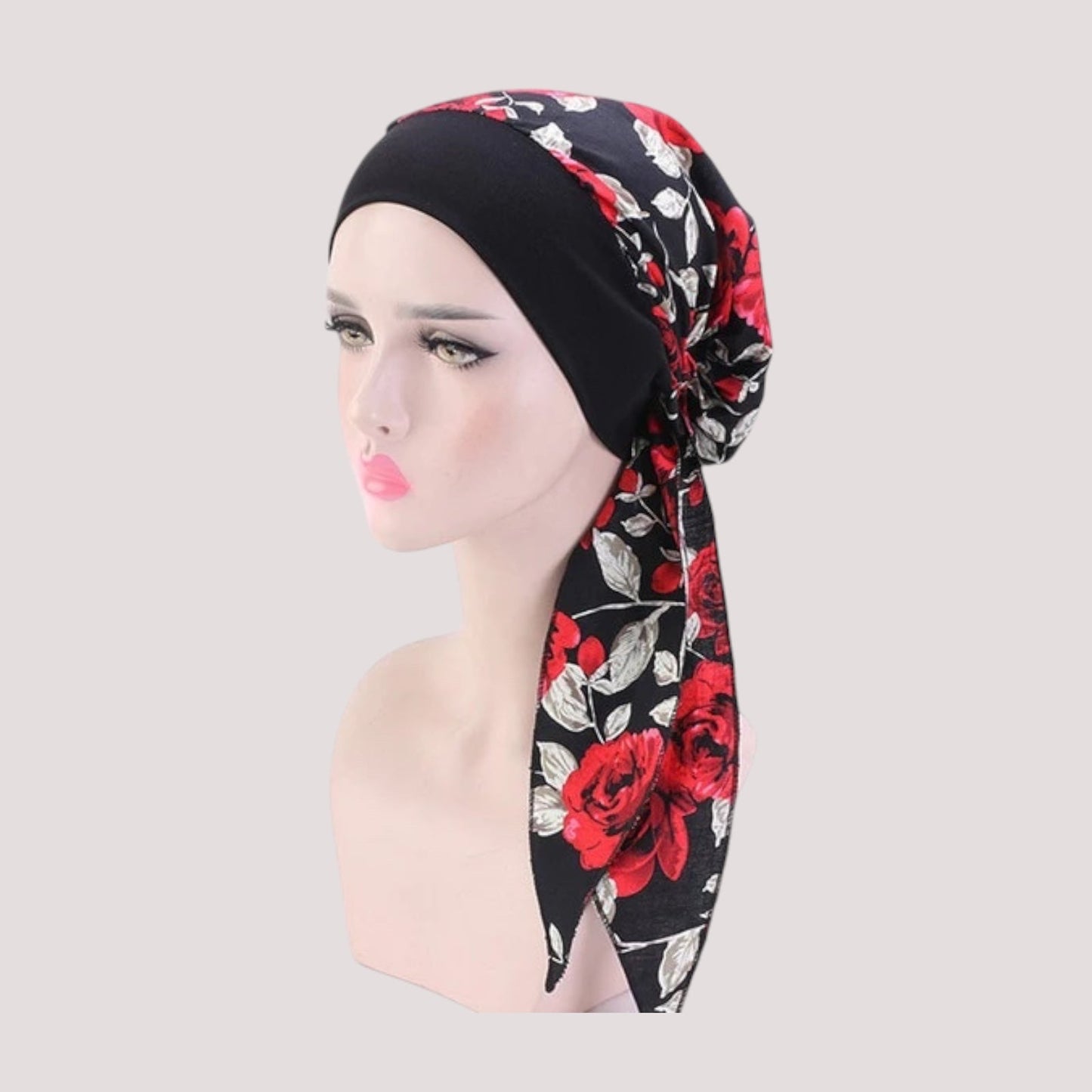 Foulard noir avec motif de roses rouges sur mannequin