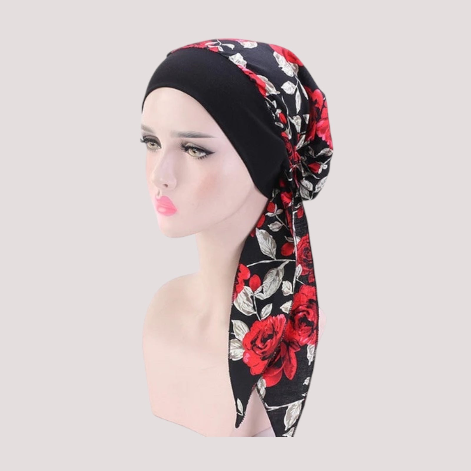 Foulard noir avec motif de roses rouges sur mannequin