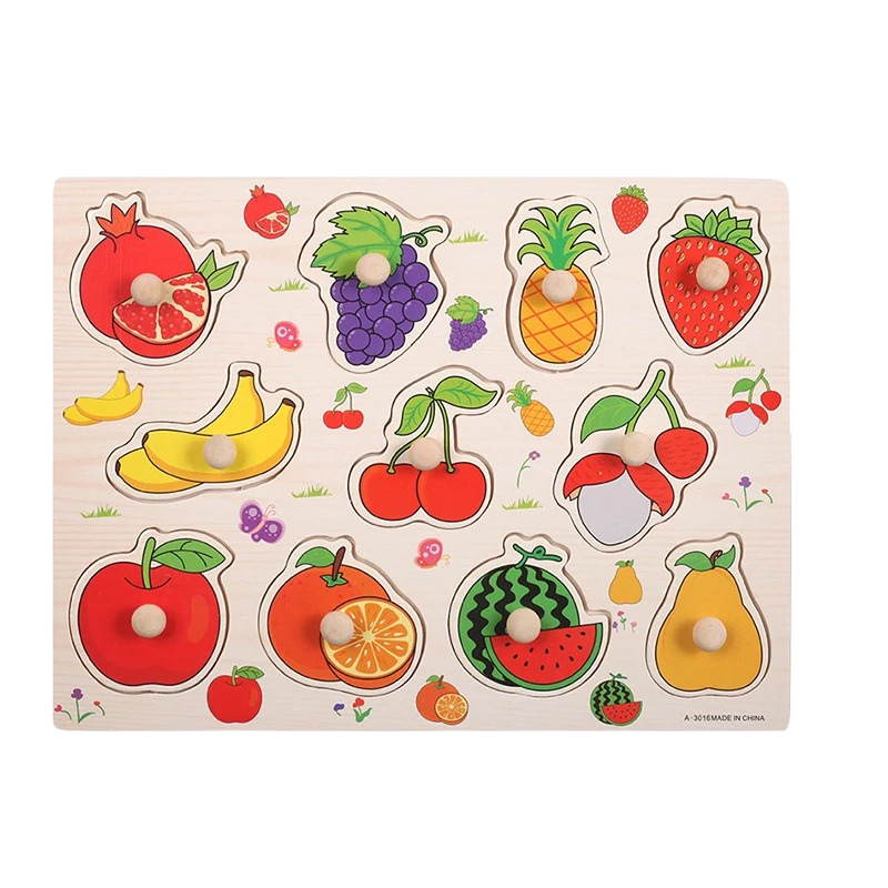 Puzzle éducatif en bois avec des pièces en forme de fruits