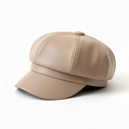 Détail de la visière et des coutures d'une casquette en cuir