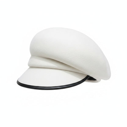 Béret en laine vu de côté, mettant en valeur sa forme