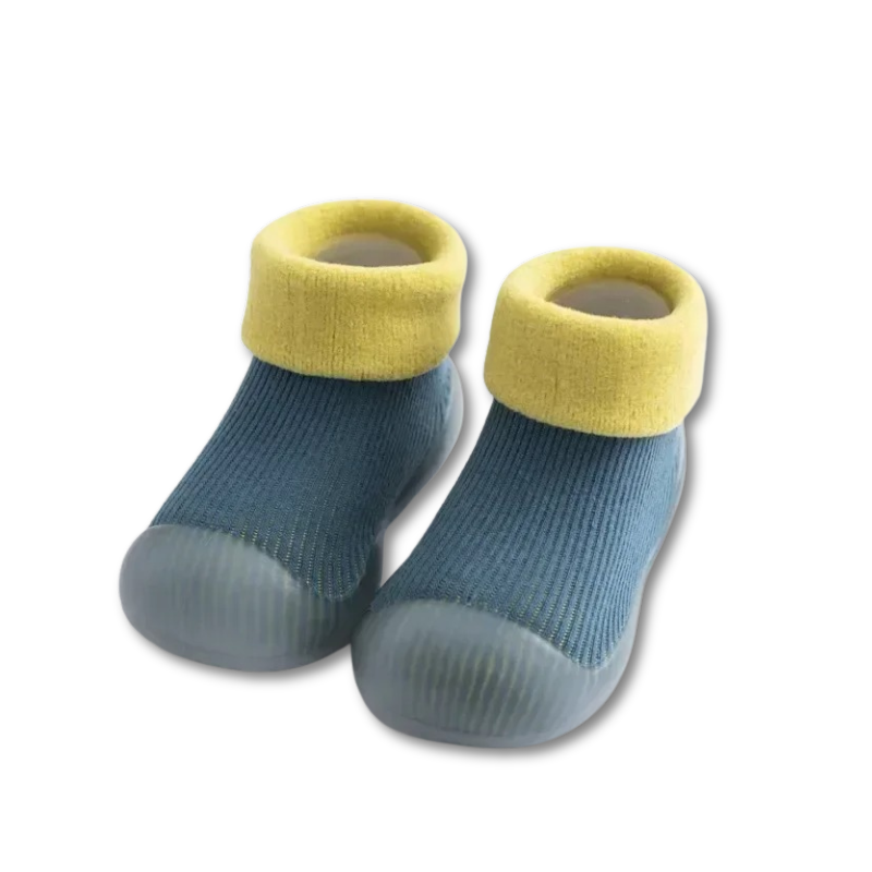 Chaussons verts en tricot avec semelle souple pour enfants