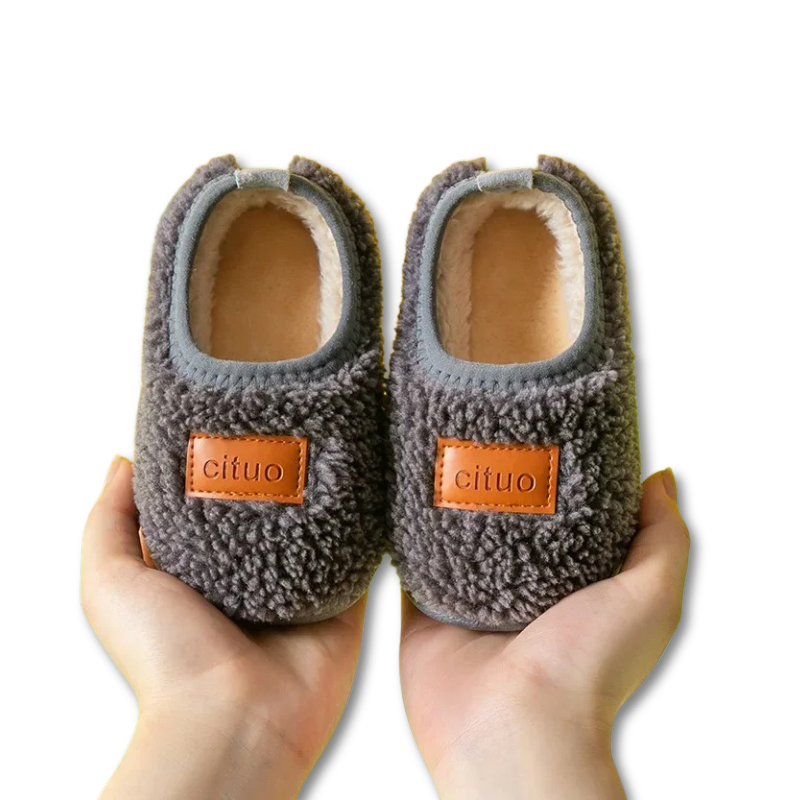 Chaussons bébé gris en polaire, vue de côté