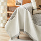 Motifs ethniques du jeté en coton naturel sur un canapé