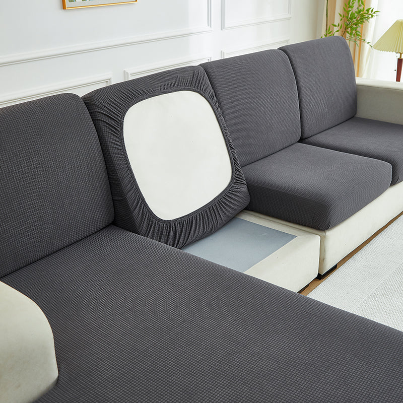 Vue latérale d'une housse de coussin grise, texture détaillée