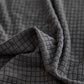 Détail du tissu jacquard gris, montrant sa résistance