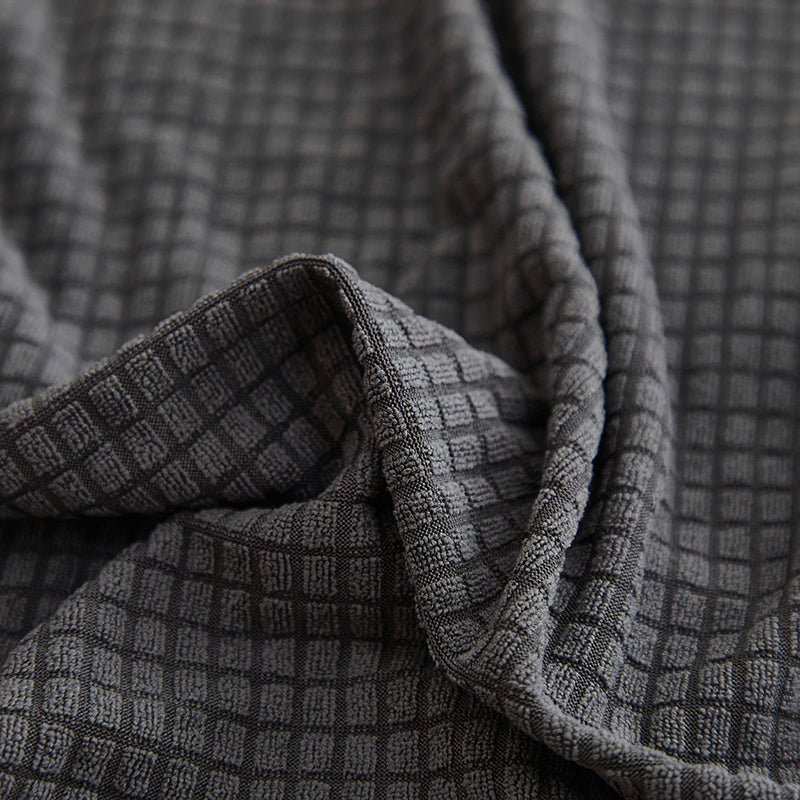 Détail du tissu jacquard gris, montrant sa résistance