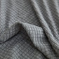 Zoom sur la fermeture de la housse en jacquard gris