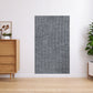 Tapis anti-griffes gris clair sur une surface en tissu