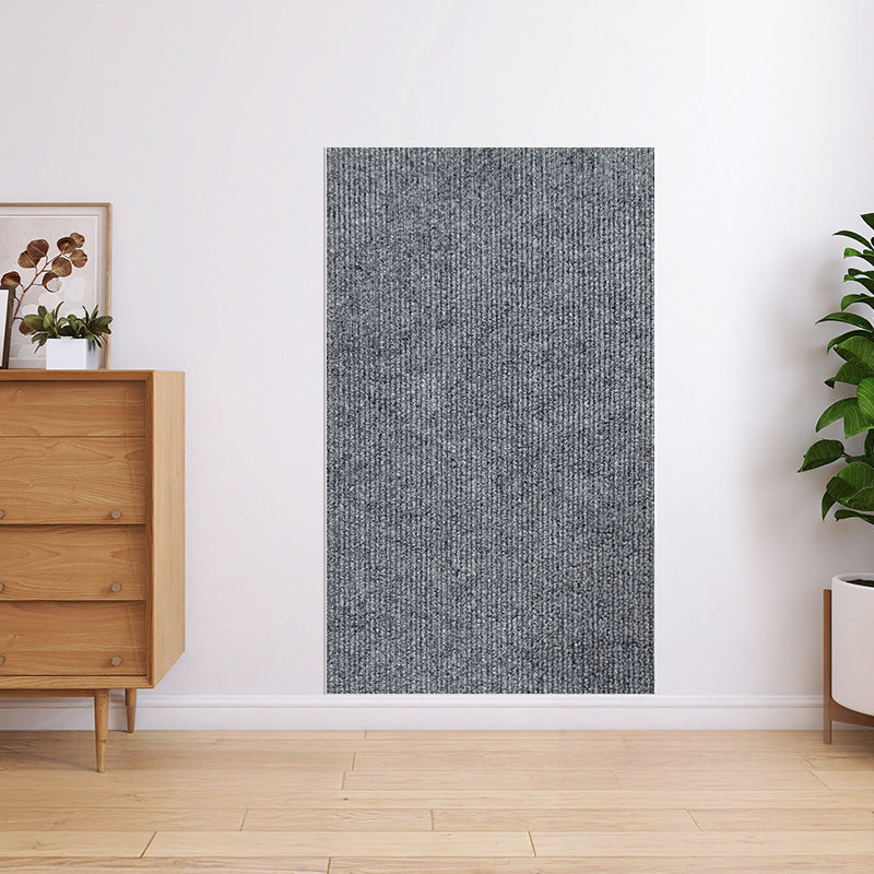 Tapis anti-griffes gris clair sur une surface en tissu