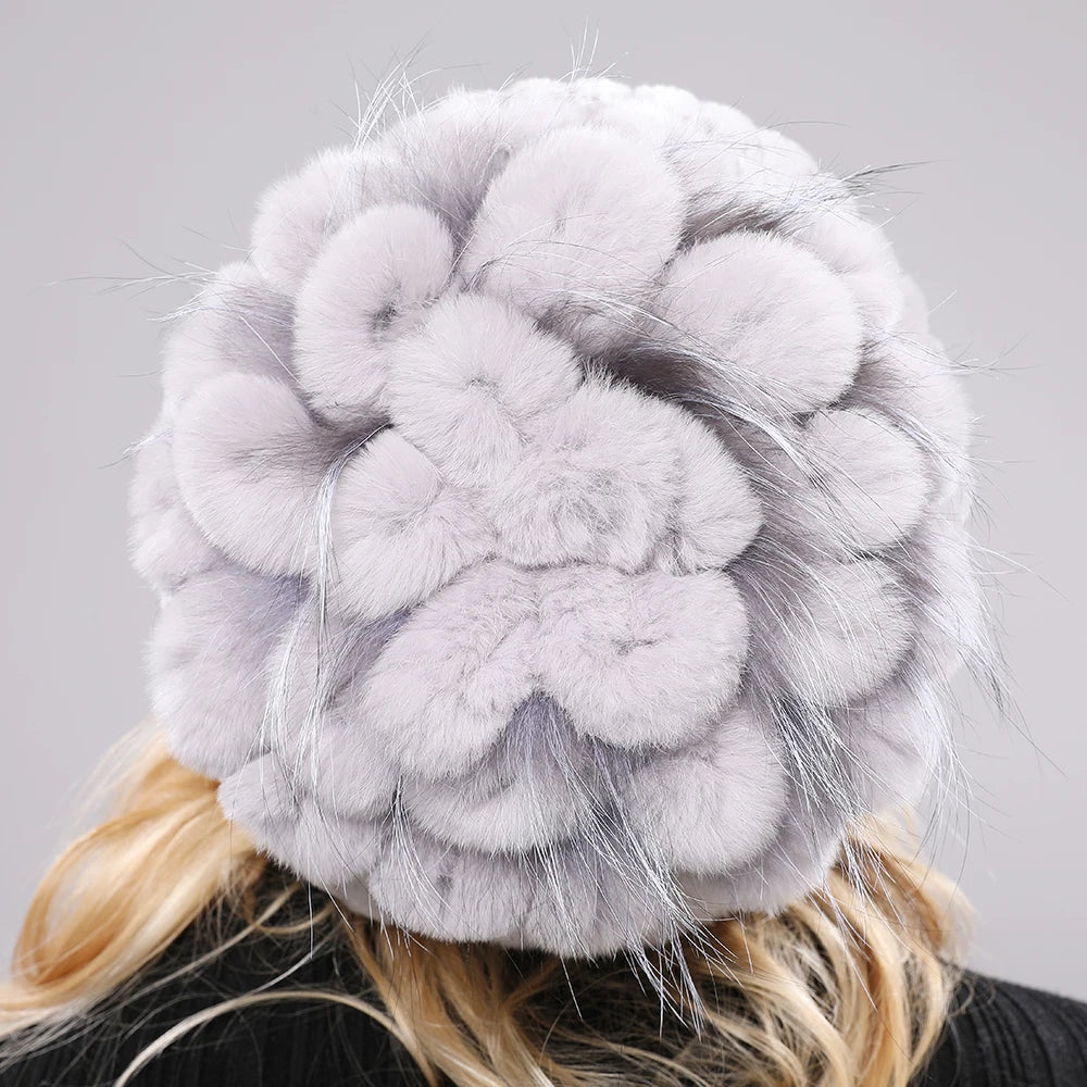 Bonnet en fausse fourrure avec maille torsadée visible