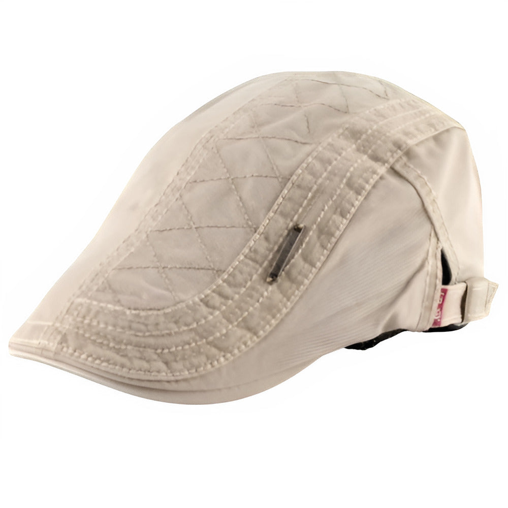 Béret posé à côté d'accessoires de mode