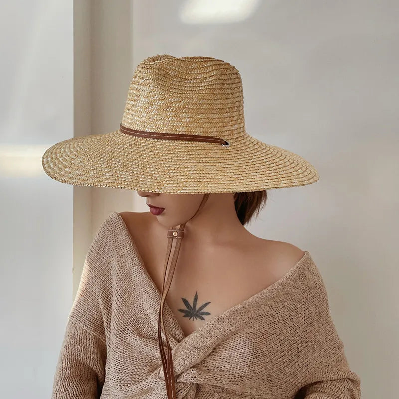 Personne portant un chapeau de paille en plein soleil
