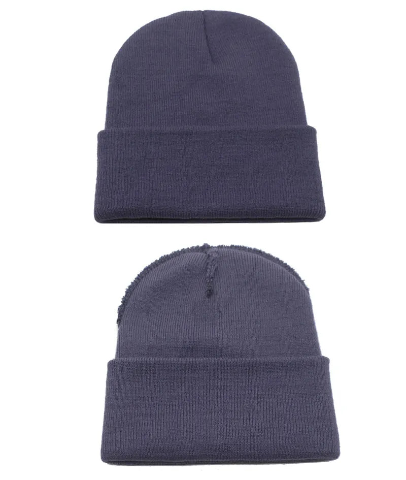 Gros plan sur la texture extensible du bonnet en tricot