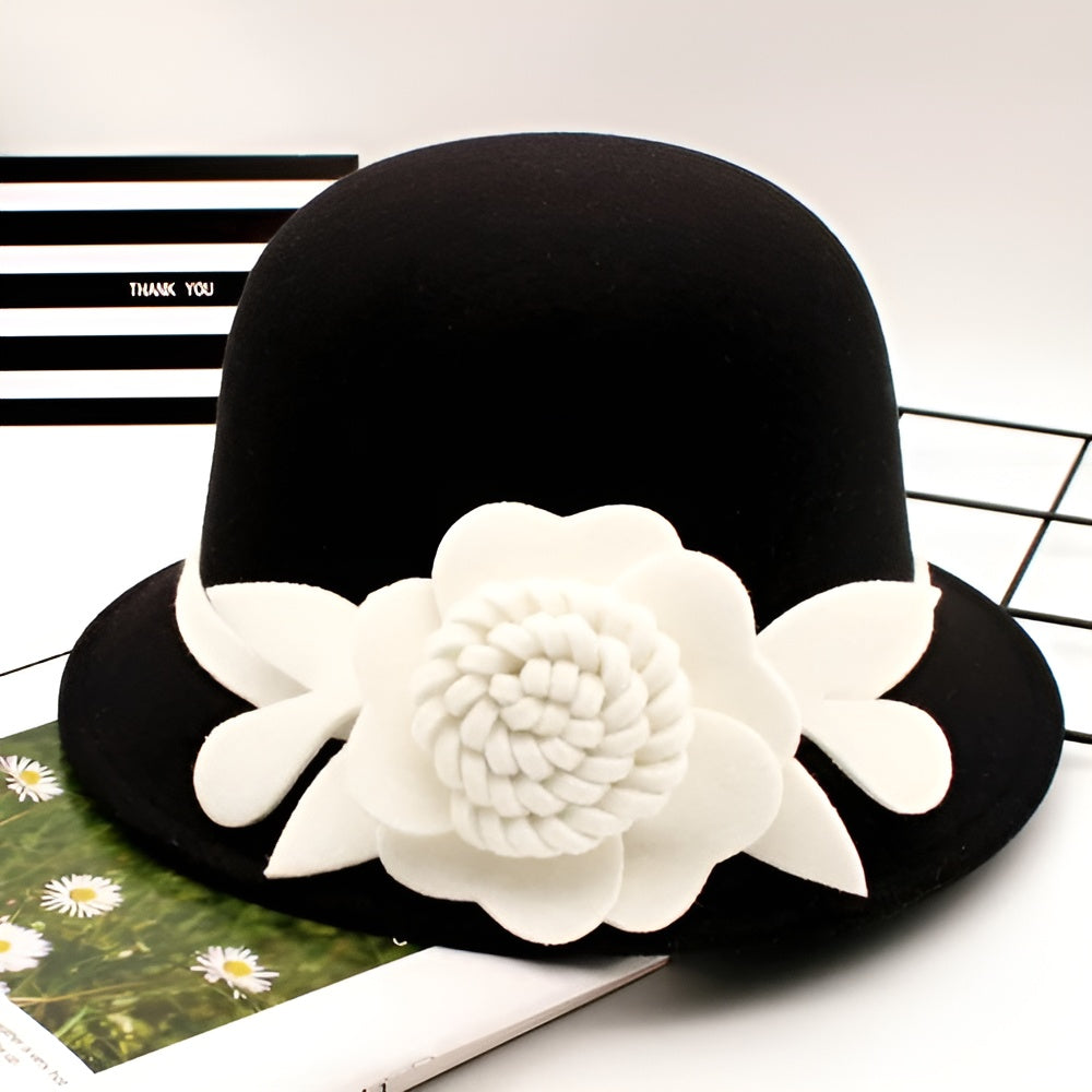 Détail du bord d'un chapeau cloche en feutre