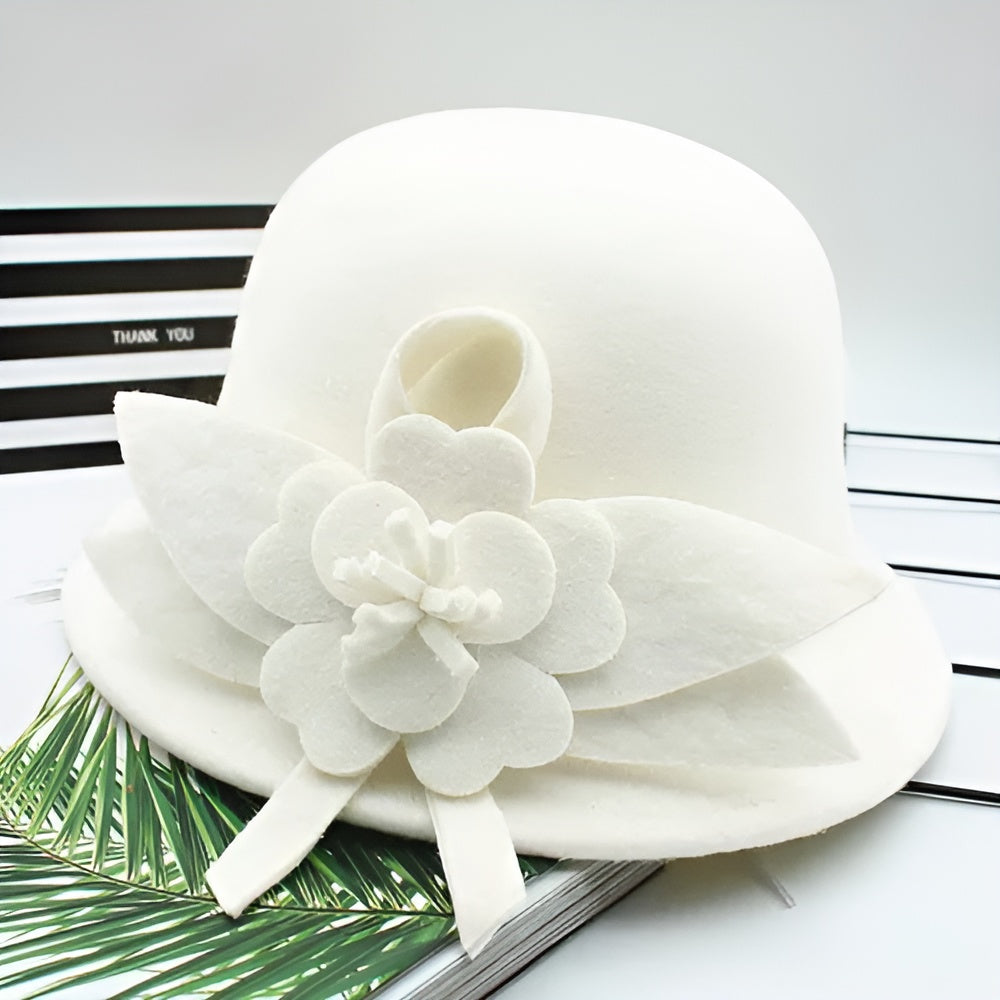 Chapeau cloche sur un mannequin en vitrine