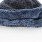 Gros plan sur la texture douce du bonnet en velours