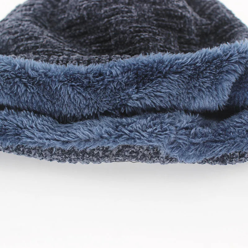 Gros plan sur la texture douce du bonnet en velours
