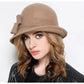 Chapeau cloche posé sur une table, style classique
