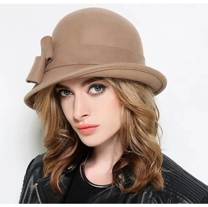 Chapeau cloche posé sur une table, style classique