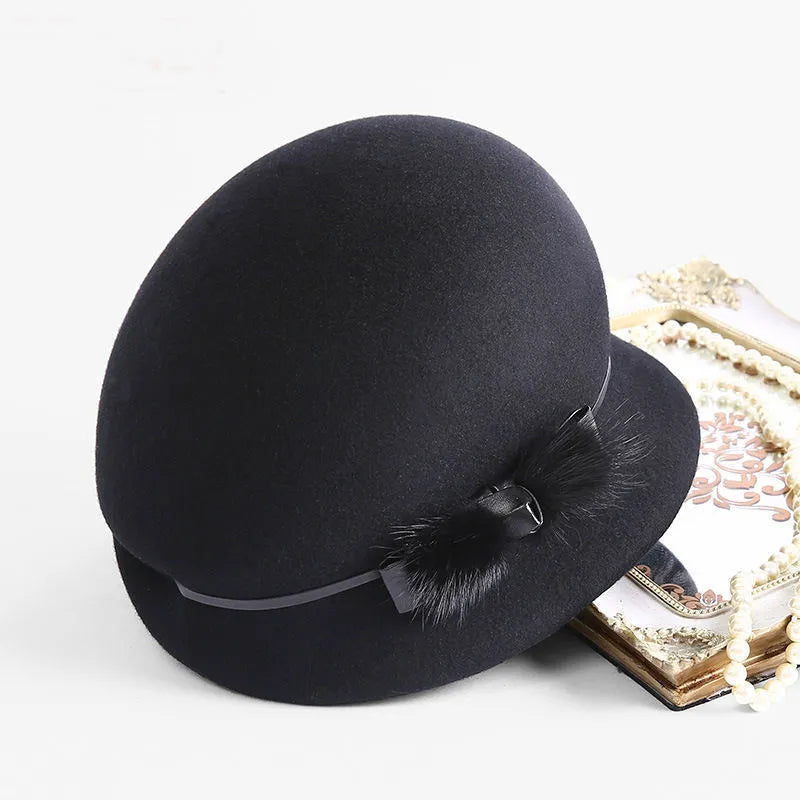 Chapeau cloche beige avec ruban noir, style rétro chic