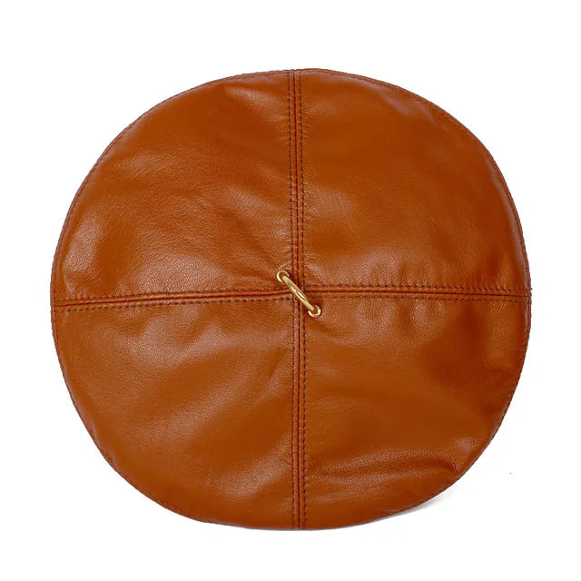 Détail de la couture fine sur un béret en cuir