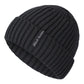 Bonnet noir posé sur une surface en bois clair
