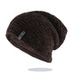 Bonnet en velours noir plié sur une table