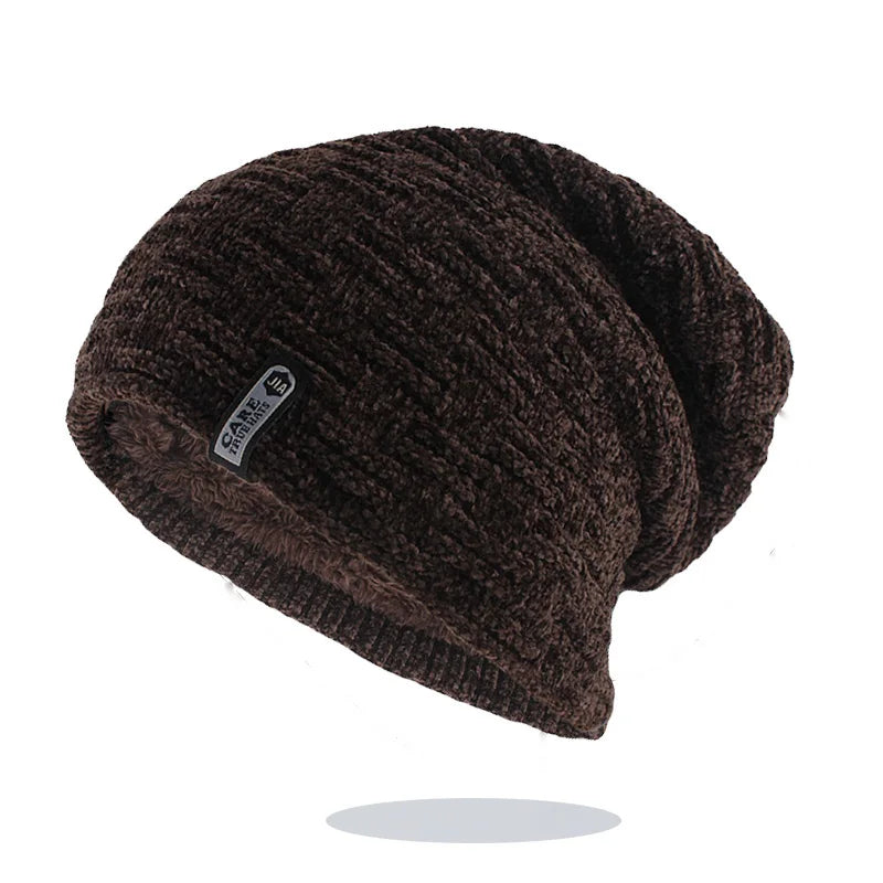 Bonnet en velours noir plié sur une table