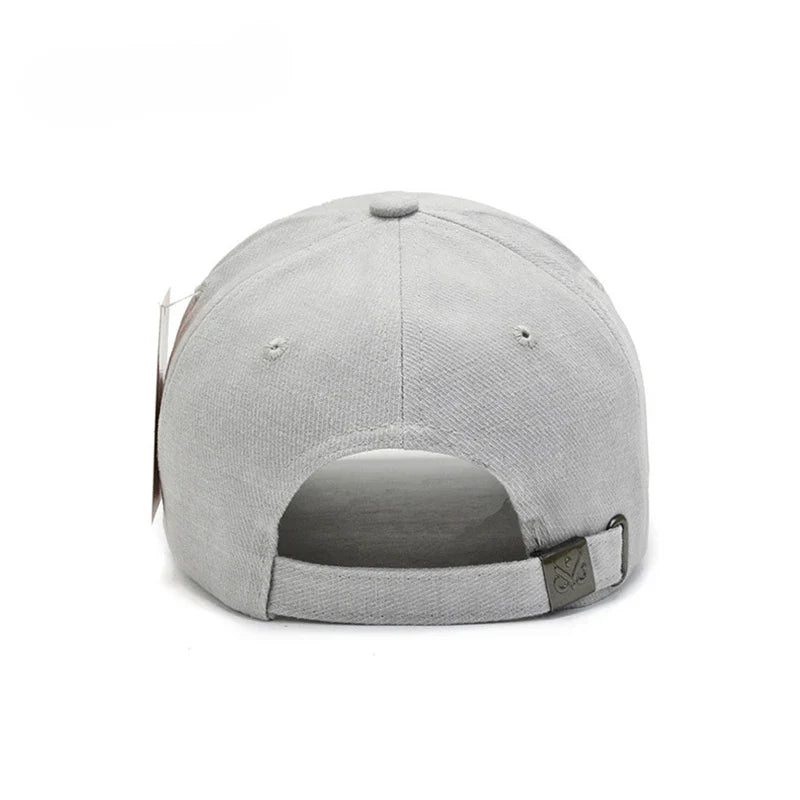 Gros plan sur la broderie détaillée d'une casquette élégante