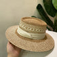 Chapeau de paille sur un fond de jardin verdoyant