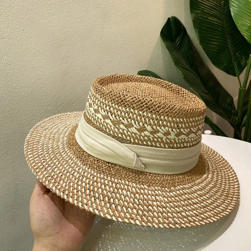 Chapeau de paille sur un fond de jardin verdoyant