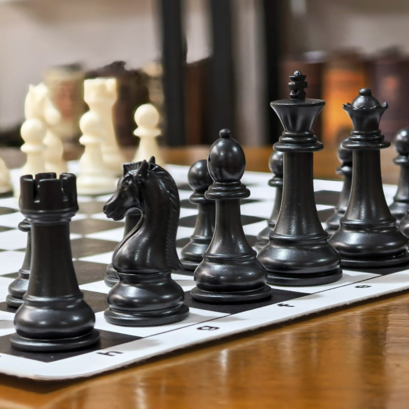 Pièces d'échecs rangées dans le tambour rigide