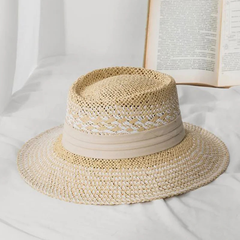 Chapeau de paille sur une nappe à carreaux rouges